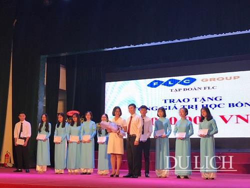 Ông Vũ An Dân – Trưởng khoa Du lịch, Trường Đại học Mở Hà Nội tặng hoa cho đại diện Tập đoàn FLC
